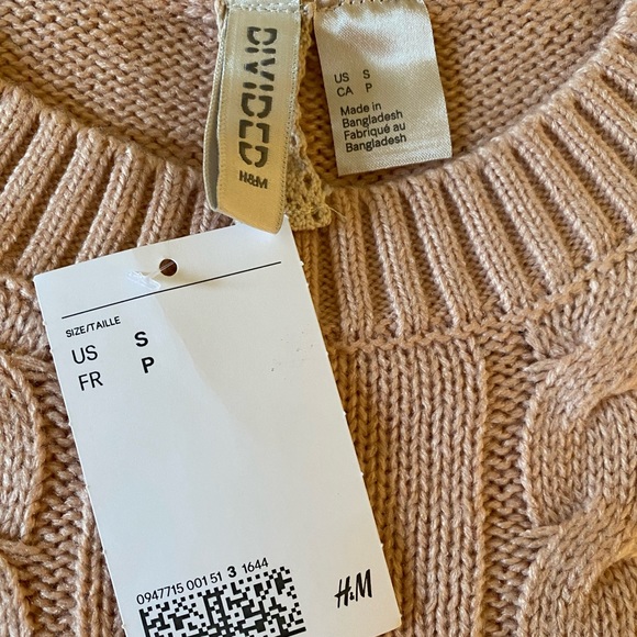 H&M sweater I’m a soft pink. Retail $49.99 BNWT - Picture 5 of 8